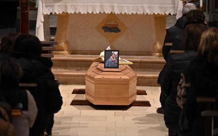 Omicidio di Aurora, chiesa piena, un paese in lutto: tra poco i funerali