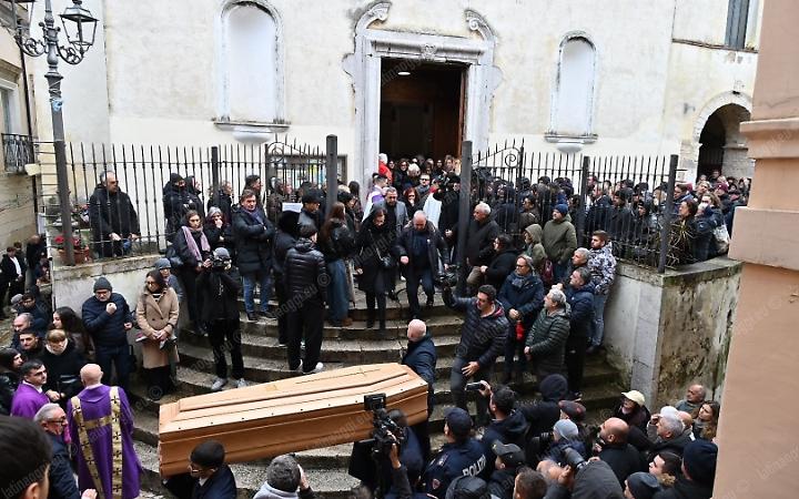 Funerali di Aurora, rose bianche e commozione per l'ultimo saluto