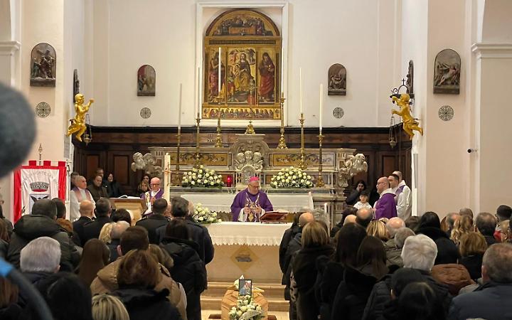 Funerali di Aurora, il Vescovo: il sole nella tua vita si &egrave; eclissato, colpita