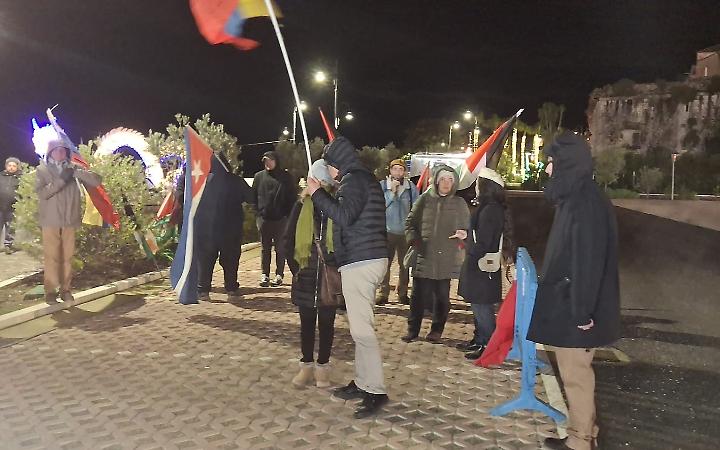 Sit in contro Trump davanti alla base Usa