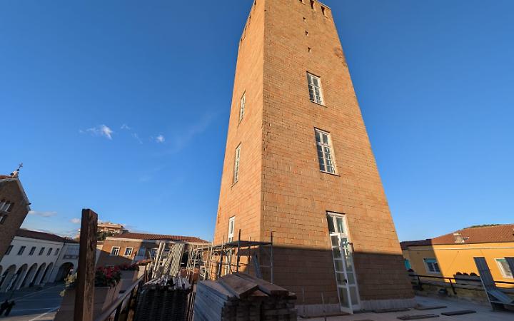 La Torre Civica danneggiata dal maltempo: iniziati lavori di messa in sicurezza