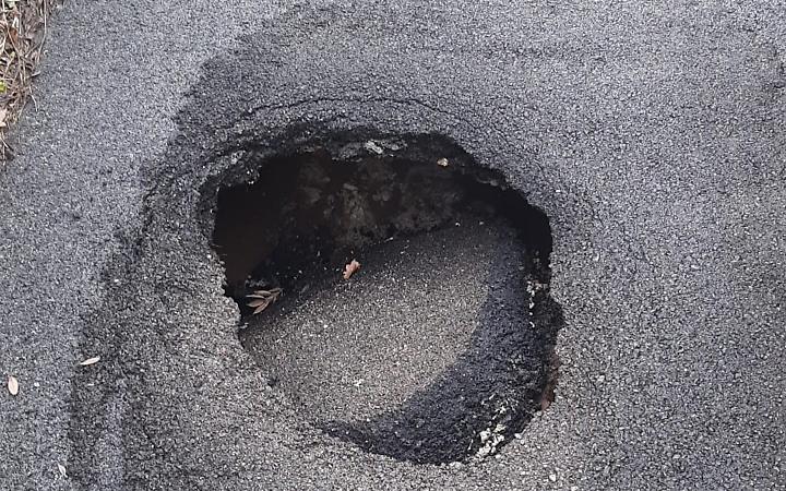 Voragine in via Acqua Solfa, la protesta dei cittadini tra rabbia e sarcasmo