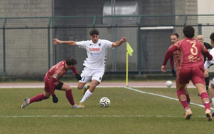 Il Latina pareggia 1-1 sul campo del Renate: tutto rinviato al match di ritorno
