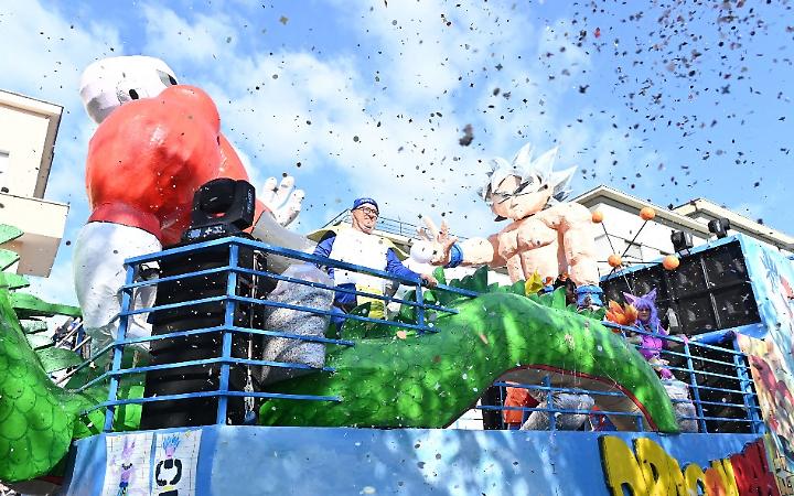 Carnevale torna in piazza: inaugurazione con i carri