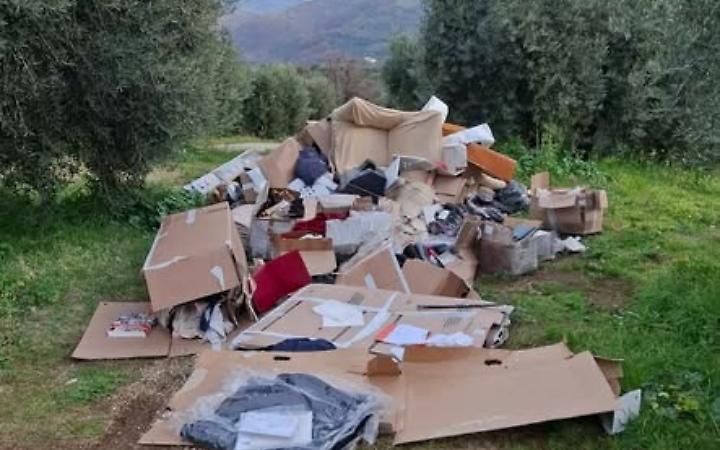 Rifiuti abbandonati in un campo privato tra Giulianello e Cori: indagano i Carabinieri Forestali