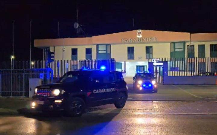 Finge di essere stato minacciato e all'arrivo dei Carabinieri li insulta: denunciato un 19enne