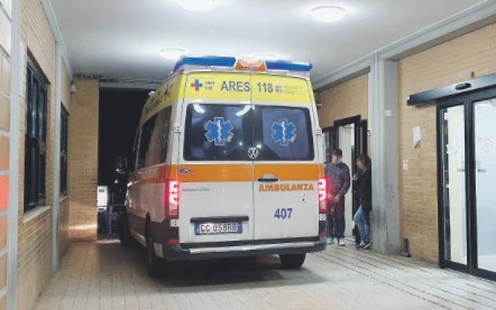 Partorisce in ambulanza, la bimba nasce morta: indagini in corso