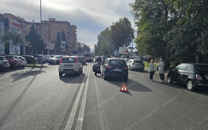 Ottantenne alla guida perde il controllo dell'auto e danneggia sei vetture in sosta