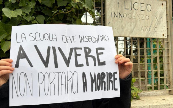 Gli studenti protestano contro l&rsquo;alternanza scuola-lavoro