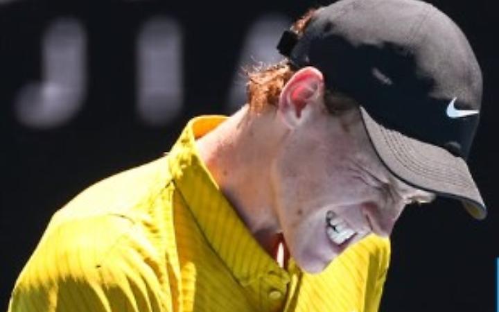 Jannik Sinner batte i crampi e Spizzirri: vittoria in 4 set e ottavi di finale