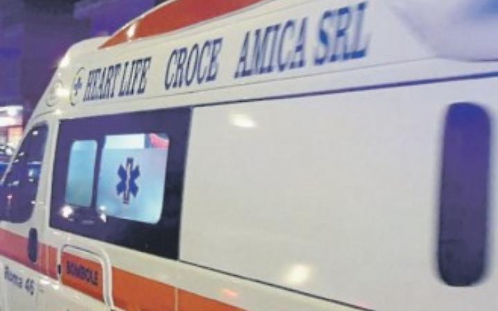 Si schiantano contro l&rsquo;albero: feriti cinque giovani, due sono gravi