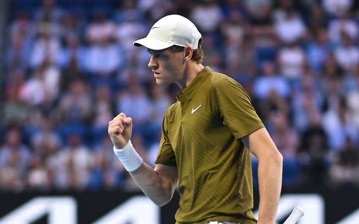 Jannik Sinner vola in semifinale: tre set a zero allo statunitense Shelton