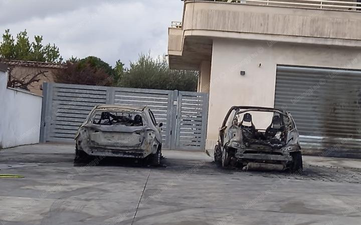 Aprilia, incendio nel piazzale dell'autonoleggio: distrutte due auto