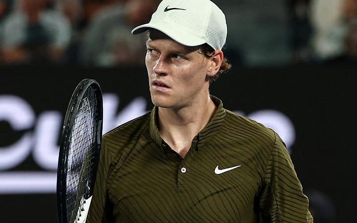 Eterno Djokovic, supera Sinner in 5 set e vola in finale