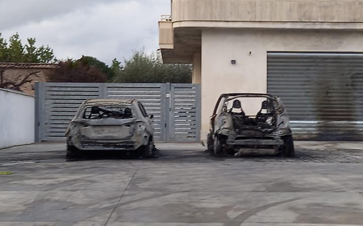 Incendio all&rsquo;autonoleggio di via Carroceto, distrutte due auto: si indaga per atto doloso