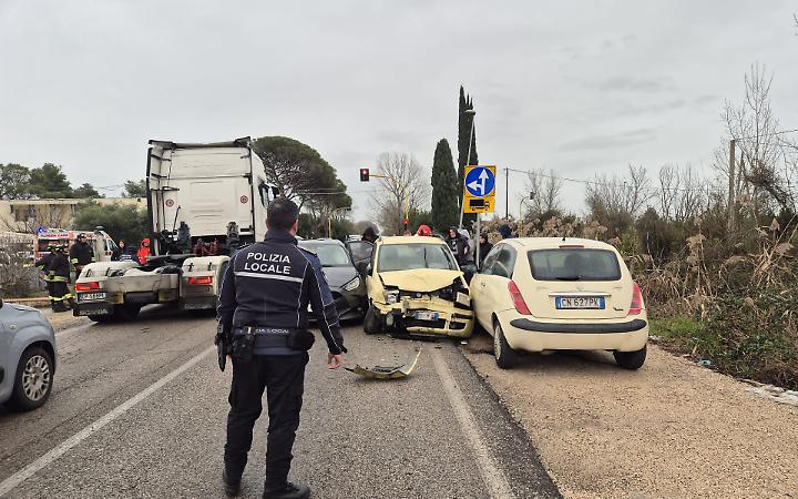 Riparte dal bordo della strada e si scontra con un'altra auto