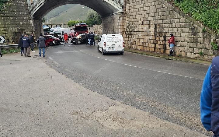 Grave incidente sull'Appia, due persone ferite