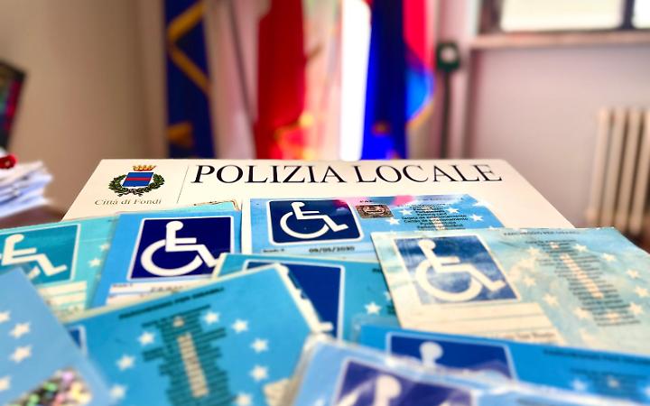 Fondi, stretta sui contrassegni disabili: ritirati 47 tesserini tra falsi, scaduti e intestati a deceduti