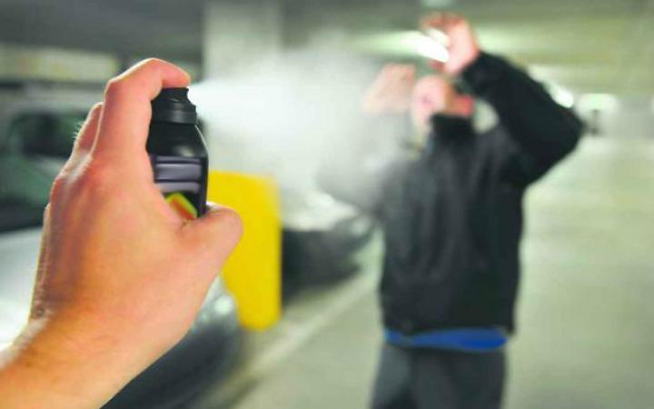 Aprilia, trovato con spray al peperoncino oltre i limiti: denunciato un 29enne