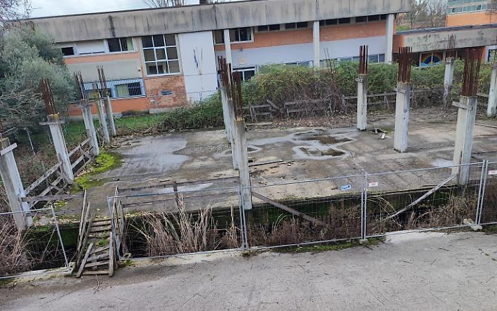 Scuola ostaggio del cantiere da 11 anni: "Subito la bonifica"