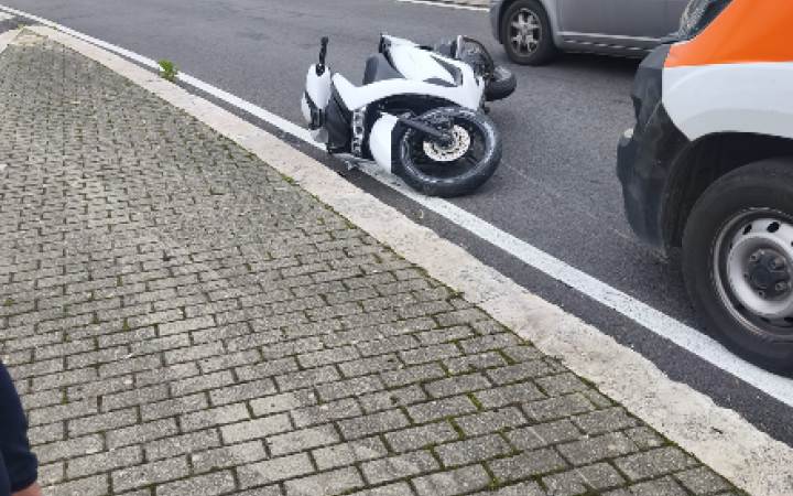 Latina, incidente tra auto e scooter in via Isonzo: un ferito