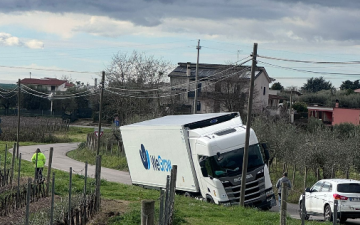 Cisterna, due incidenti in poche ore: camion fuori strada in via Toti