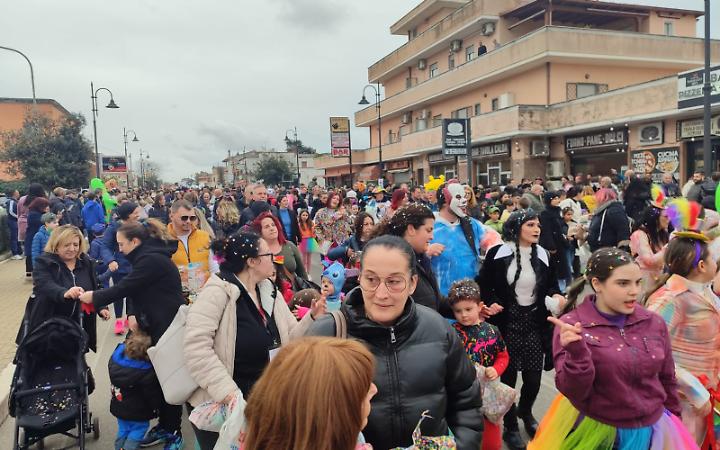 Tor San Lorenzo come Rio, la sfilata dei carri &egrave; un grande successo