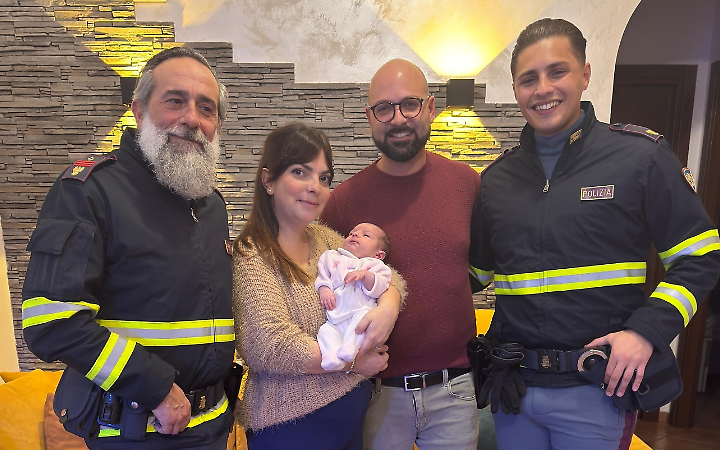 Deve partorire ma rimane bloccata nel traffico: scortata dalla Polizia