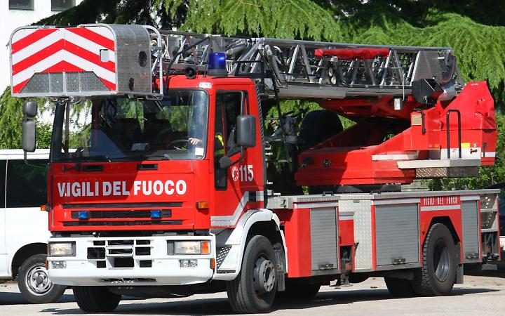 Cade dal tetto mentre lavora a casa, ferito un 63enne