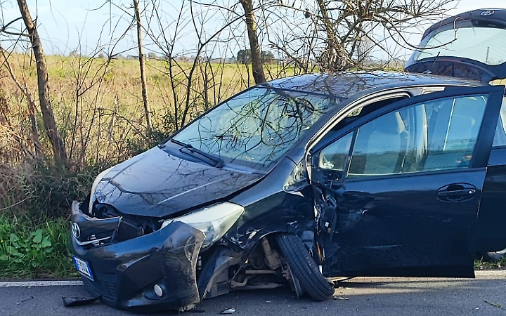 Scontro tra auto, tre feriti gravi tra Ardea e Aprilia
