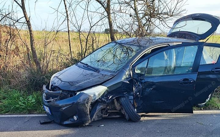 Scontro tra auto, tre feriti gravi tra Ardea e Aprilia