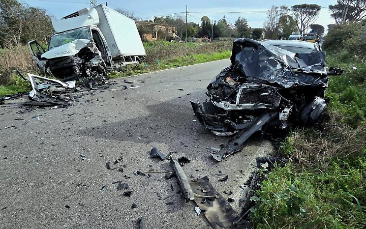 Spaventoso frontale sulla Litoranea, grave un uomo, coinvolta una bimba