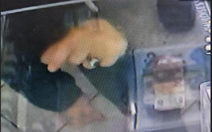 Tabaccaio rapinato, il gip convalida l'arresto del 32enne