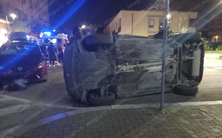 Aprilia, incidente a Largo delle Rose: Nissan Qashqai si ribalta dopo lo scontro