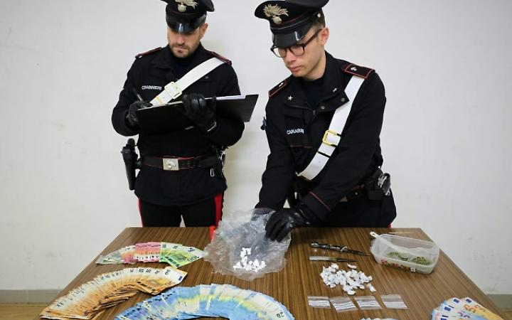 Spaccio di droga e banconote false, arrestati due giovani di 19 e 22 anni