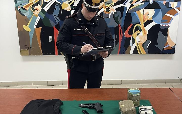 Aprilia, arrestato 20enne per droga e pistola modificata