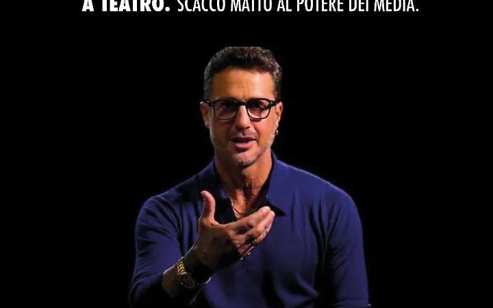 Fabrizio Corona porta "Falsissimo" al Teatro Europa di Aprilia