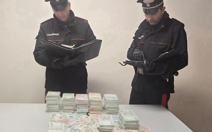 Fondi, scoperti 295mila euro nascosti in un pozzetto: quattro persone denunciate per favoreggiamento reale