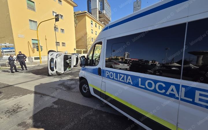 Anziano di 87 anni alla guida urta un'auto ferma e si ribalta