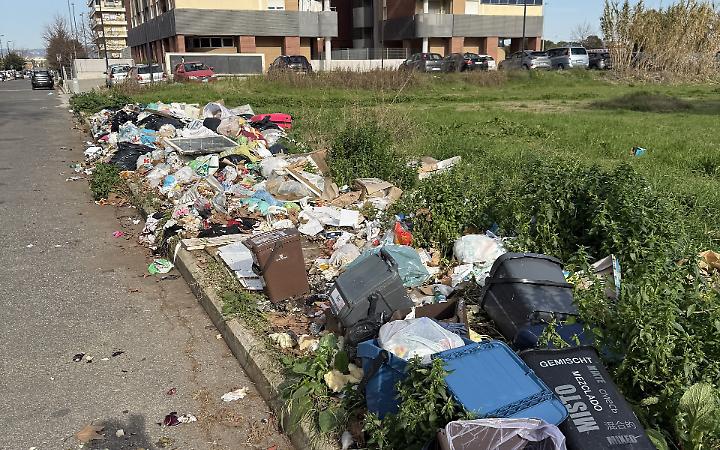 Infiltrazioni, ascensori rotti e rifiuti in strada: palazzi nel degrado nella zona 167