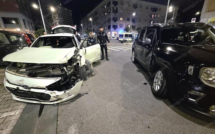 Scontro all'incrocio, soccorsi per una donna e la figlia piccola