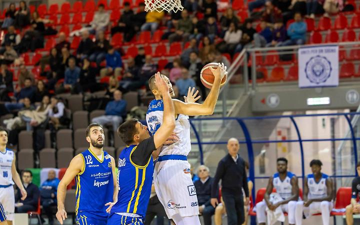 Latina ingrana la sesta, batte Nocera e si avvicina alla vetta