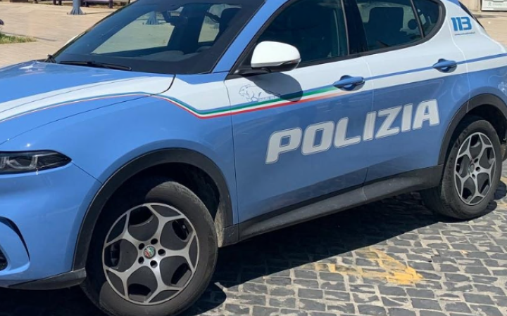 Controlli straordinari: la Polizia trova dosi di cocaina e hashish occultate sotto una mattonella