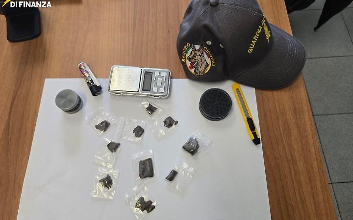 Hashish pronto per lo spaccio in piazza a Formia: denunciato un uomo