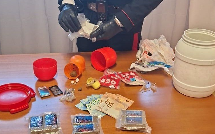 I Carabinieri scoprono droga in casa ad un 76enne