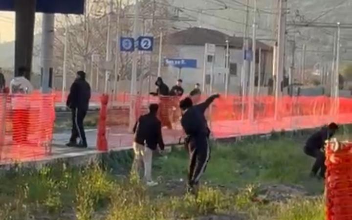 Sezze, scontro tra immigrati alla stazione: lancio di sassi