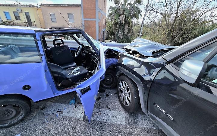 Sbanda e provoca un frontale sulla Pontina, uno dei feriti &egrave; grave