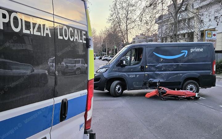 Superando la fila di auto urta un corriere in manovra, ferito centauro adolescente