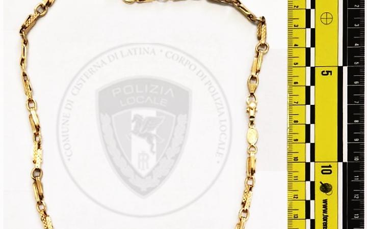 Furto alla stazione di Cisterna: uomo derubato della collana d&rsquo;oro, arrestato un giovane