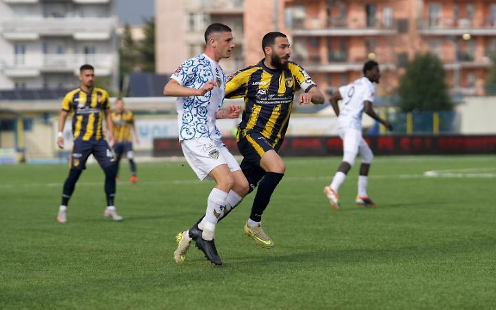 Latina, un punto in rimonta in casa del Giugliano